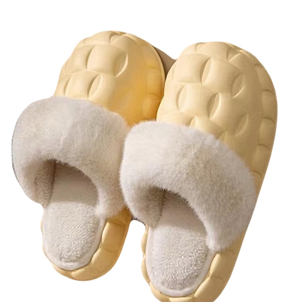 🆕 Cozy Cream Slippers with Faux Fur Lining